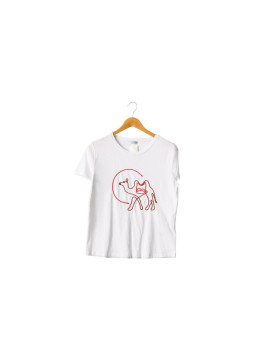 T-shirt blanc à motifs chameau