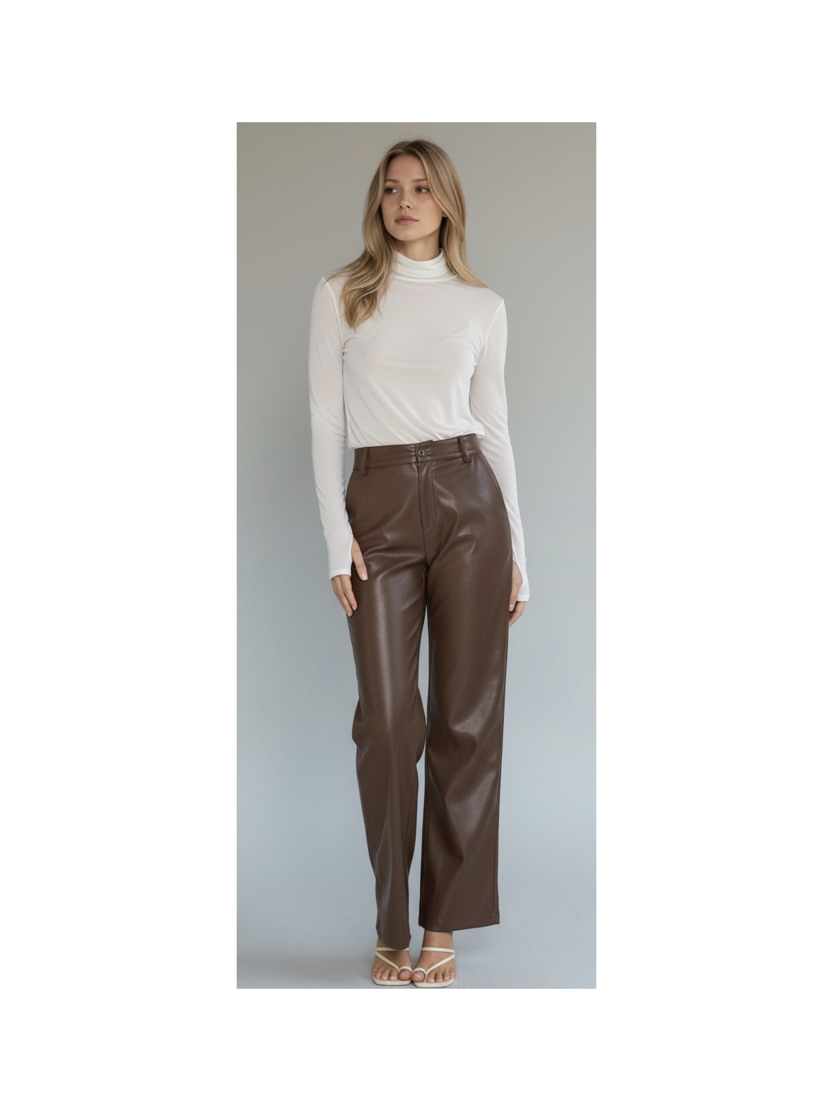 Ensemble pantalon en cuir marron et haute transparente col roulé